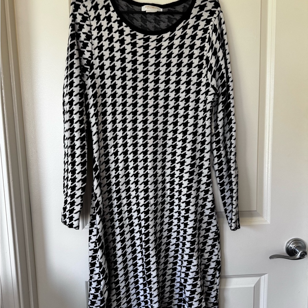 Black and White Sheath Dress with Long Sleeves and Crew Neck